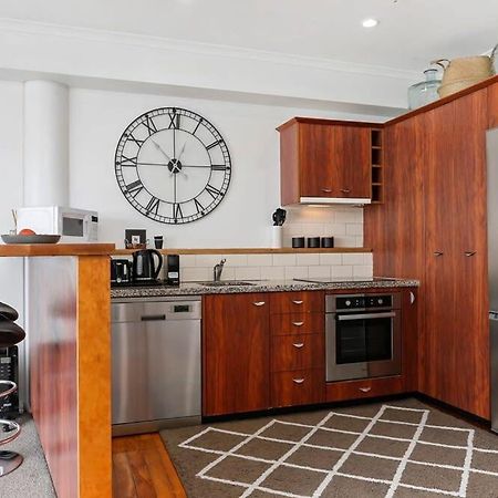 Spacious Water-Front Apartment -Princes Wharf 2219 Оукланд Екстериор снимка